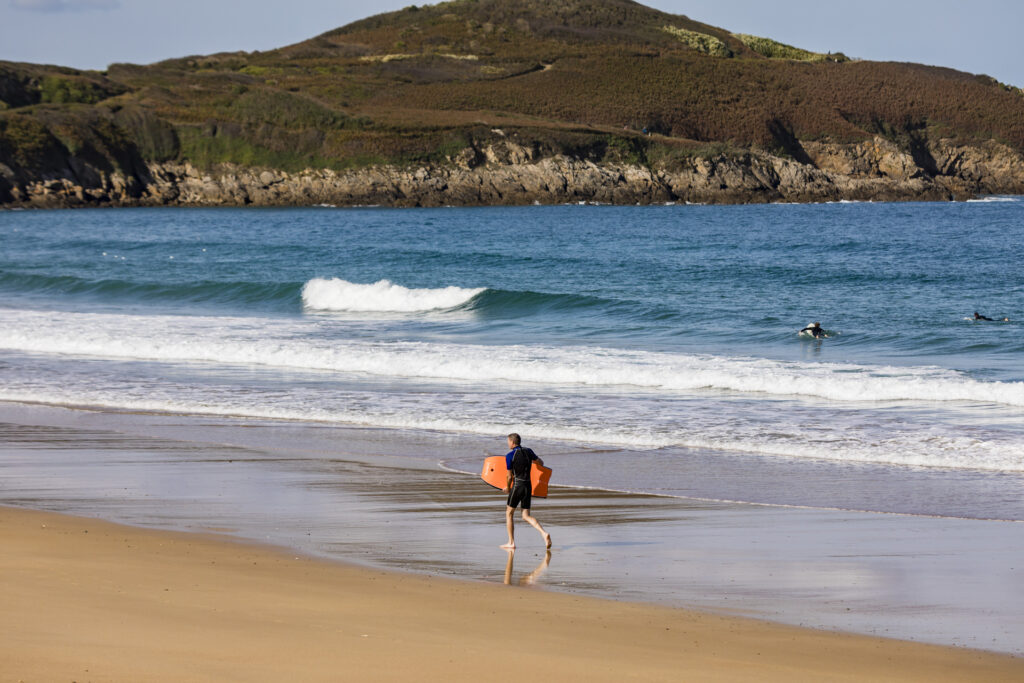 Surfeur sur la plage de Longchamp à Saint Lunaire.