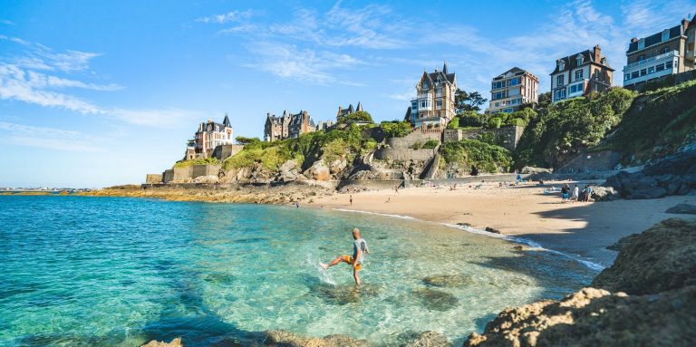 Une mer turquoise et translucide borde le sentier côtier de Dinard. En hauteur de la plage de sable fin, les villas toutes plus belles les unes que les autres fascinent les visiteurs.
