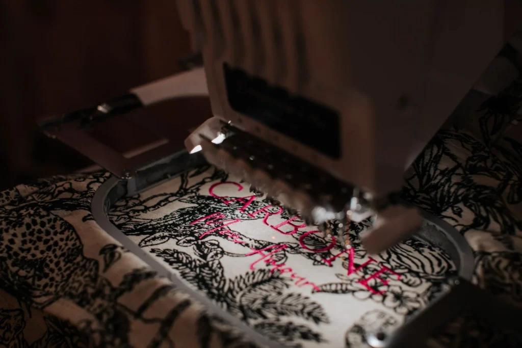 Boutique Carbone à Dinard. Travail de broderie sur les accessoires de prêt à porter.
