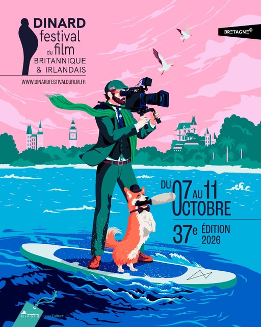 Affiche Du Festival Du Film Britannique Et Irlandais de Dinard.
Au premier plan, un cinéaste, caméra à l’épaule, surfe sur la mer avec un petit chien roux et blanc. En arrière-plan, on distingue le paysage de Dinard et des mouettes dans un ciel rose. L’affiche annonce la 37e édition, du 7 au 11 octobre 2026.