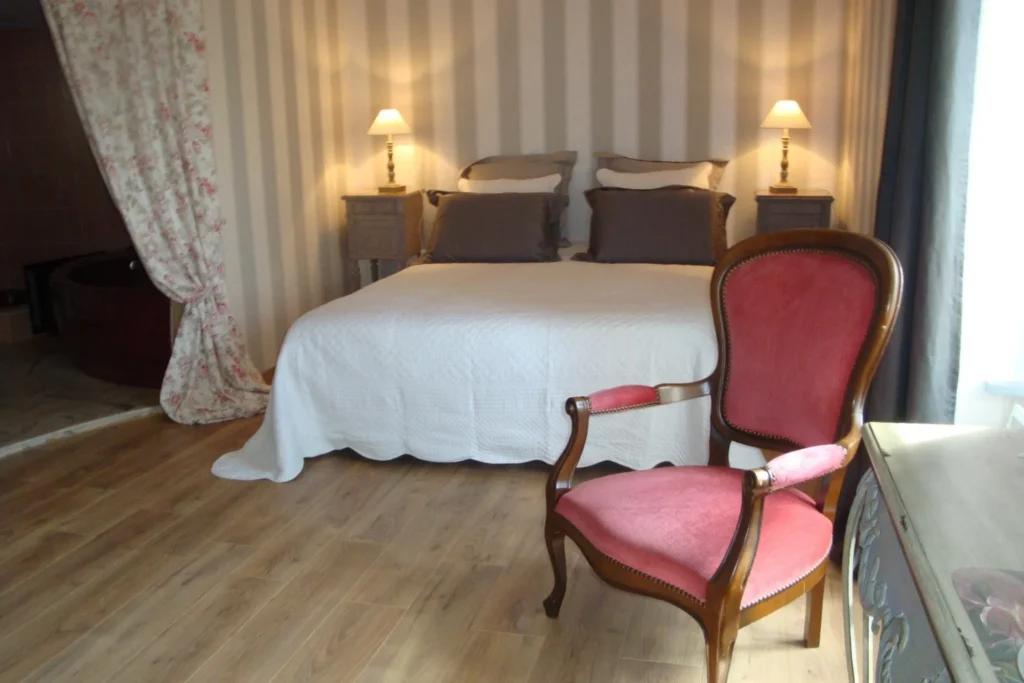 Chambre d'hôtes Au Jardin D Eloise de Monsieur et Madame Bourchenin Corinne Et Philippe, située à Tremereuc, dans les côtes d'Armor. Chambre Double Chaise