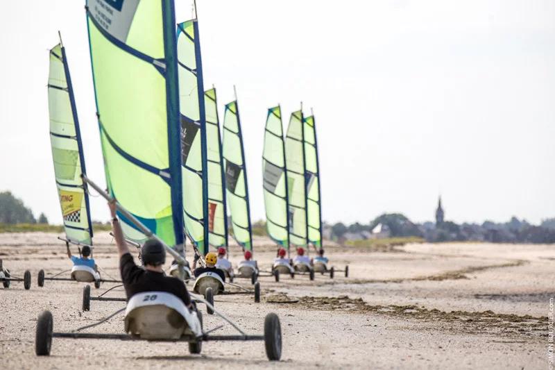 Découvrez les sensations fortes du char à voile en Baie du Mont Saint-Michel avec l'école de char à voile Avel à Hirel.