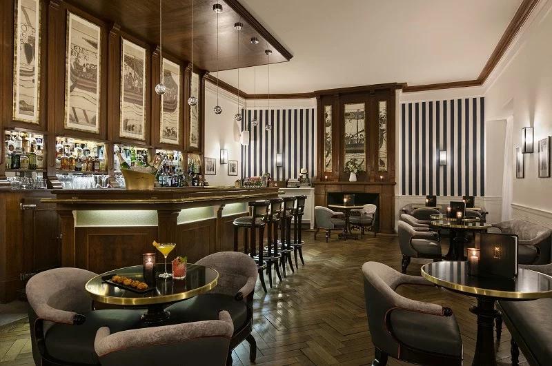 Bar Le 333 Cafe du Grand Hotel de Dinard. Photo de Fabrice Rambert. Un décor chic pour cet hôtel cinq étoile historique de la ville de Dinard et de la Côte d'Émeraude.