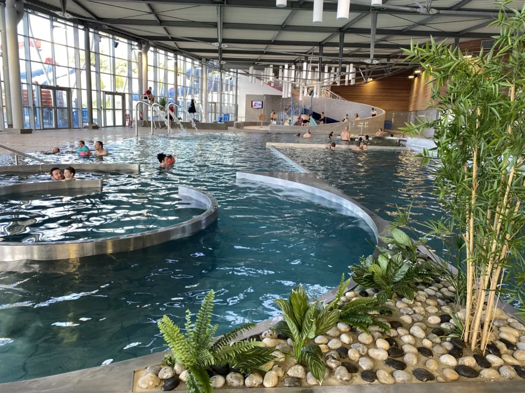 Bassin Ludique de la piscine Aquamalo à Saint Jouan des Guérêts. A 5 minutes de Dinard, profitez d'un moment en famille à la piscine.