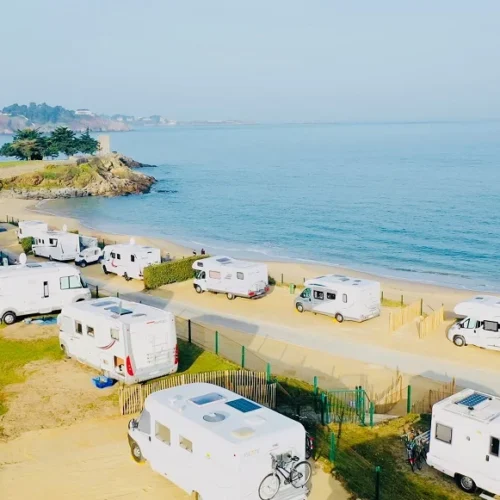 Camping Port Blanc à Dinard. Installez-vous dans ce camping avec vue sur mer en Bretagne. En tente, caravane, camping-car ou bien pour louer un mobilhome ou une cocosweet, réservez dès maintenant votre séjour !