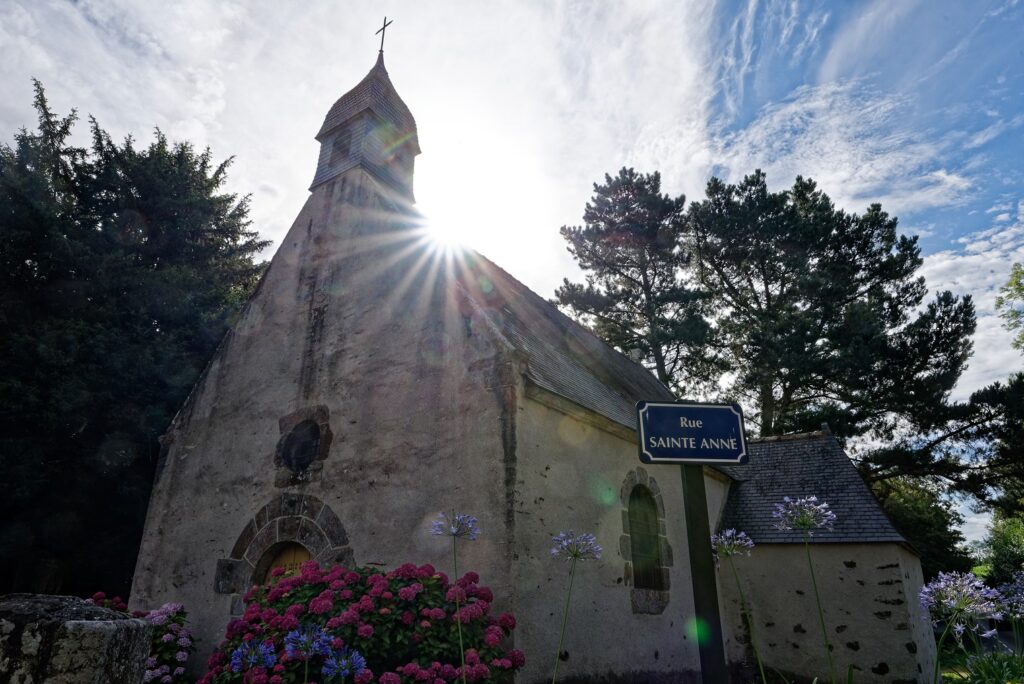 La Chapelle Saint Buc au Minihic-sur-Rance accueille de nombreux événements culturels en été : concerts, expositions et conférences.
