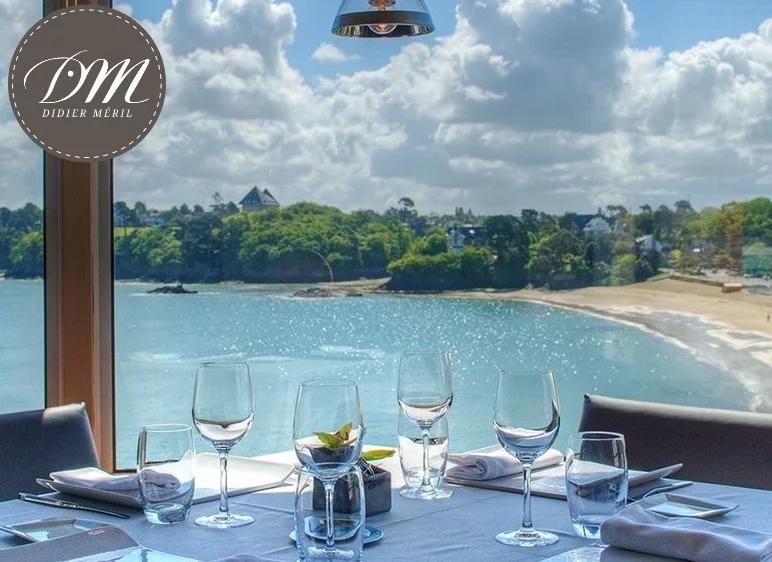 Salle du restaurant Didier Méril à Dinard. Le restaurant offre une vue imprenable sur la Baie du Prieuré.
