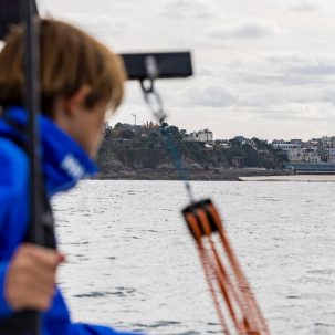Initiation aux sports nautiques en Bretagne. Une offre variée et complète pour faire découvrir les joies du nautisme à vos enfants sur la Côte d'Émeraude. Crédit photo : Studio Jezequel