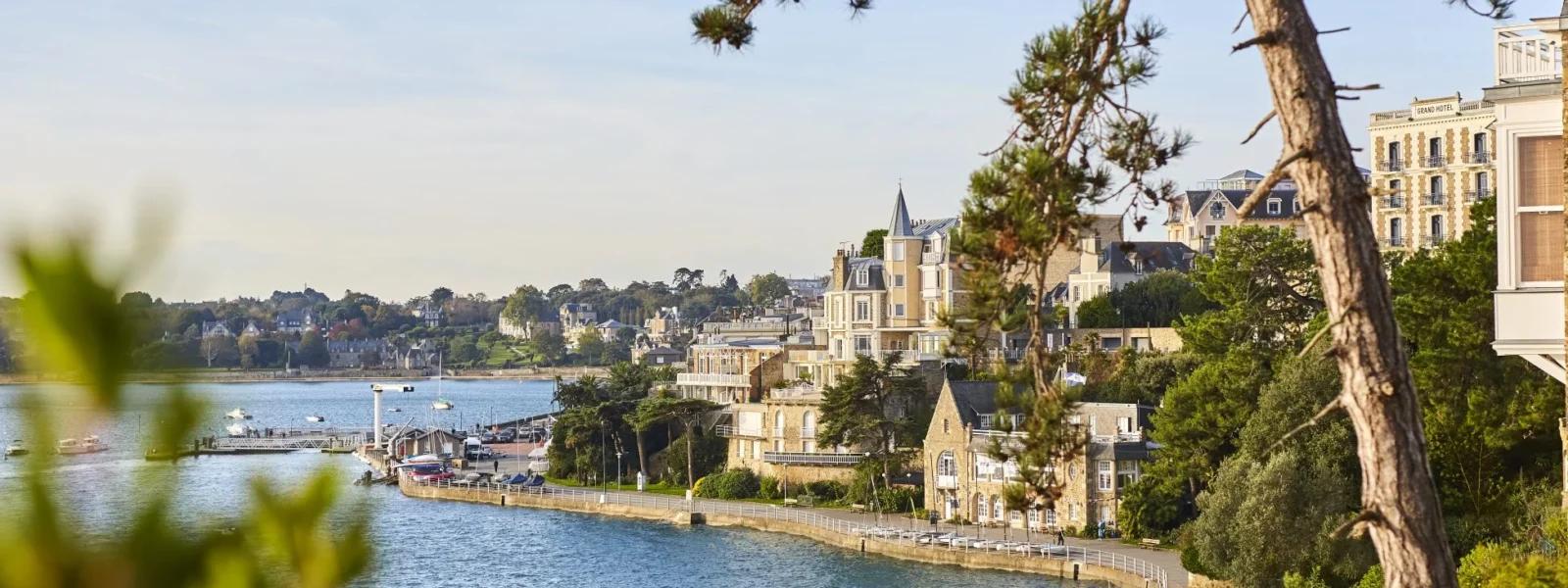 La promenade du Clair de Lune à Dinard, balade pédestre accessible à tous au bord de l'eau.