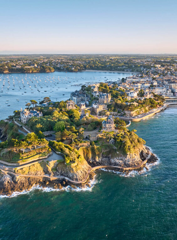 La Pointe du Moulinet à Dinard, située sur le circuit Lawrence d'Arabie, cette pointe abrite de superbes châteaux de bord de mer.