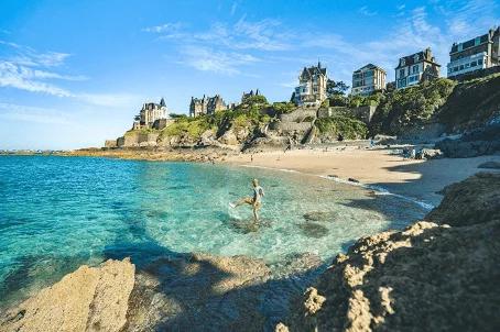 Les villas balnéaires de la Pointe de la Malouine à Dinard. Un patrimoine à découvrir aux travers de circuits à pied.