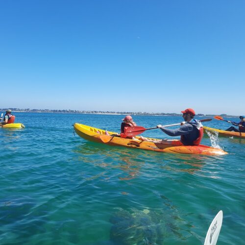 Activité kayak avec Emeraude Aventure. Louez votre kayak à Saint Lunaire, sur la plage de Longchamp et pagayez pour découvrir les plus beaux endroits de la Côte d'Émeraude
