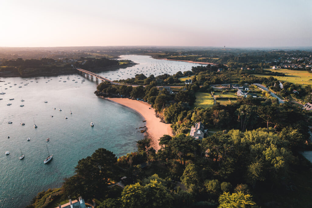 Vue aérienne sur l'Estuaire Du Frémur à Lancieux. Ce cours d'eau se jette dans la Manche entre Lancieux et Saint-Briac-sur-Mer, en Bretagne. À marée basse, l'estuaire permet de faire de jolies randonnées et d'observer les oiseaux migrateurs. Crédit photo : Lezbroz
