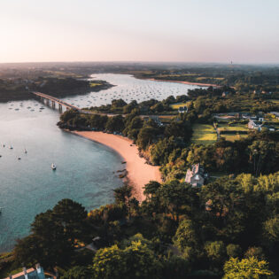 Vue aérienne sur l'Estuaire Du Frémur à Lancieux. Ce cours d'eau se jette dans la Manche entre Lancieux et Saint-Briac-sur-Mer, en Bretagne. À marée basse, l'estuaire permet de faire de jolies randonnées et d'observer les oiseaux migrateurs.