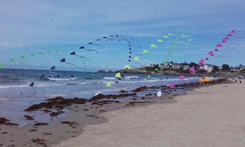La fête de la Glisse à Saint-Lunaire célèbre les activités nautiques. Tous les ans, le premier week-end de septembre sur la plage de Longchamp, des démonstrations de cerfs-volants, surf, wingfoil, SNSM, et bien d'autres, ont lieu.