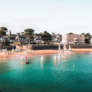 Grande Plage De Saint Lunaire. La plage idéale où se baigner en famille lors de vacances à Saint-Lunaire, sur la Côte d'Émeraude, au nord de la Bretagne.