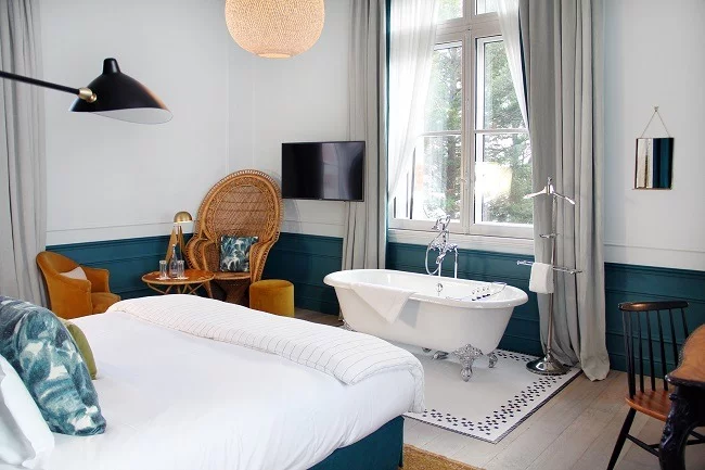 Chambre Double Avec Baignoire à l'Hotel Le Nessay situé à Saint-Briac-sur-Mer. Sur une presqu'île avec vue mer, réservez votre séjour en Bretagne.
