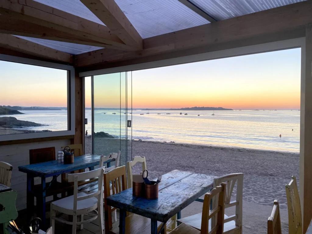 Restaurant et cabane de plage Kalypso, situé sur la plage de Lancieux. Une cuisine terre et mer de qualité proposée les pieds dans le sable.