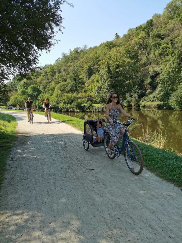 A Dinan, sur le port, louez votre vélo avec Kaouann. Vous pourrez rouler sur le chemin de la halage le long de la Rance ou vous diriger vers Dinard en suivant la voie verte V42.