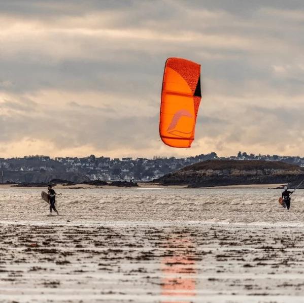 Kite Surf à Lancieux. Un kitesurfeur s'apprête à faire voler son aile dans la baie de Lancieux sur la Côte d'Émeraude.