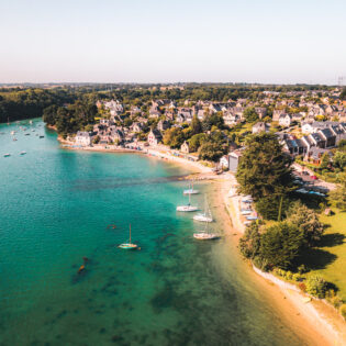 Le port de La Richardais est au coeur du village. Le centre nautique permet de découvrir l'estuaire de la Rance en kayak, en aviron ou en paddle.