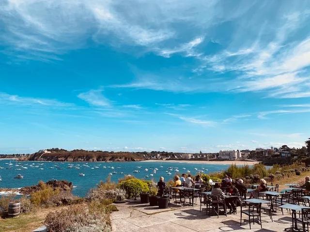Crêperie L'Amirauté à Saint-Lunaire. Dégustez une crêpe ou une galette avec une vue panoramique sur la mer et la Grande Plage de Saint-Lunaire.