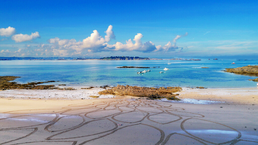 La plage de Saint-Sieu à Lancieux accueille de nombreuses animations tout au long de l'année : régates, courses swimrun, courses hippiques, et bien d'autres !