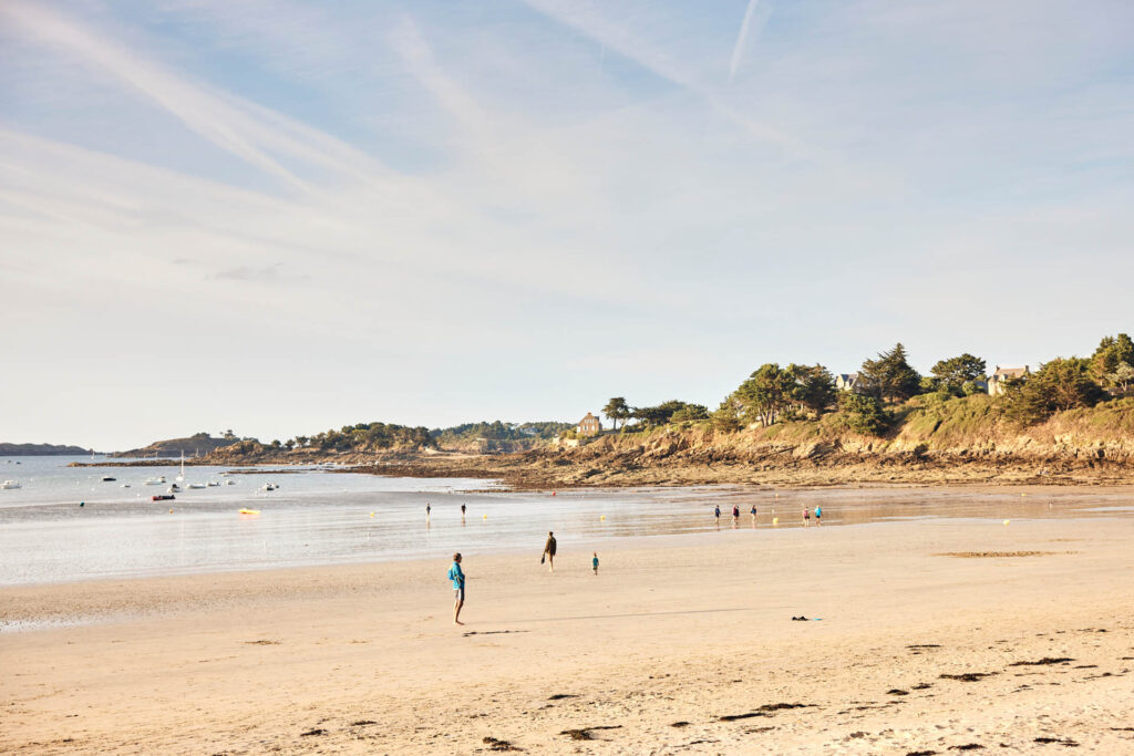 Suivez les chemins de randonnée de Lancieux qui vous mèneront notamment sur la Plage De Saint Sieu, au coeur du village balnéaire.