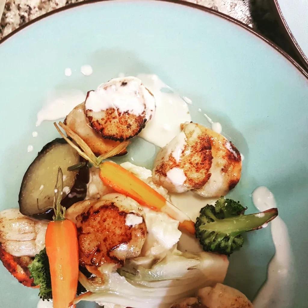 Assiette servie au restaurant L'Attiseur à Dinard. Une cuisine traditionnelle française et de saison.