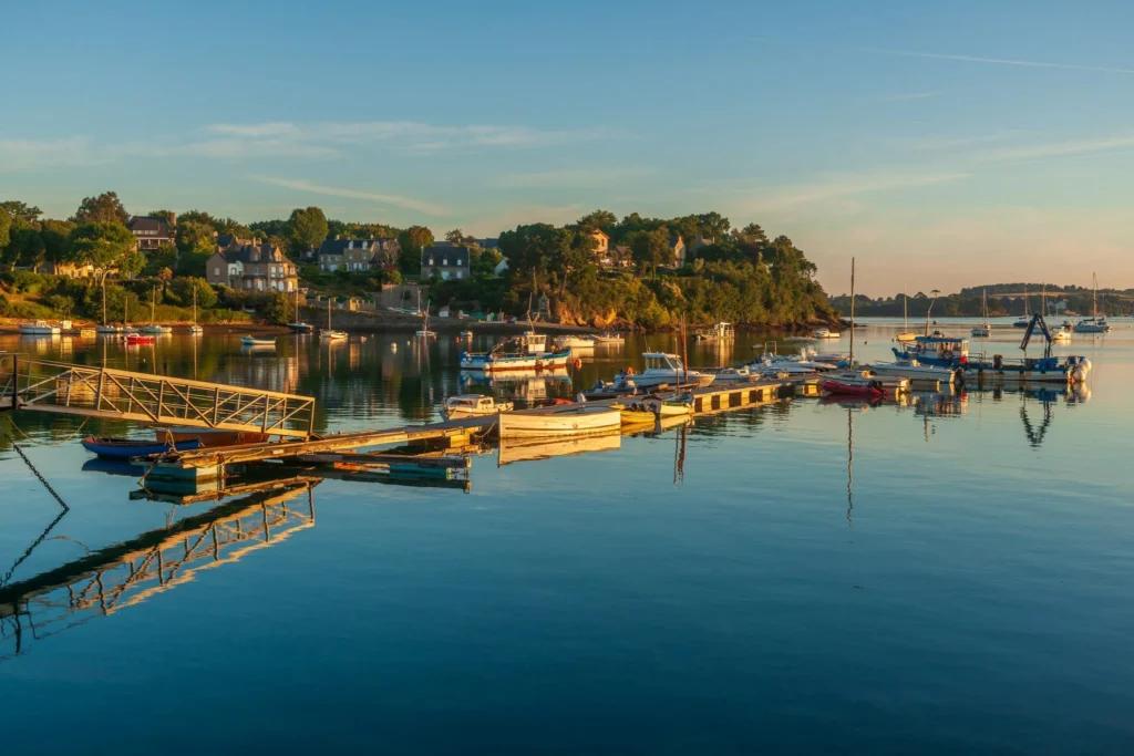 Le Minihic Sur Rance au lever du soleil. Sur les bords de Rance, ce charmant village vit paisiblement entre estuaire et campagne.
