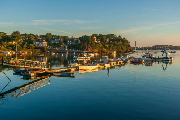 Le Minihic Sur Rance au lever du soleil. Sur les bords de Rance, ce charmant village vit paisiblement entre estuaire et campagne.