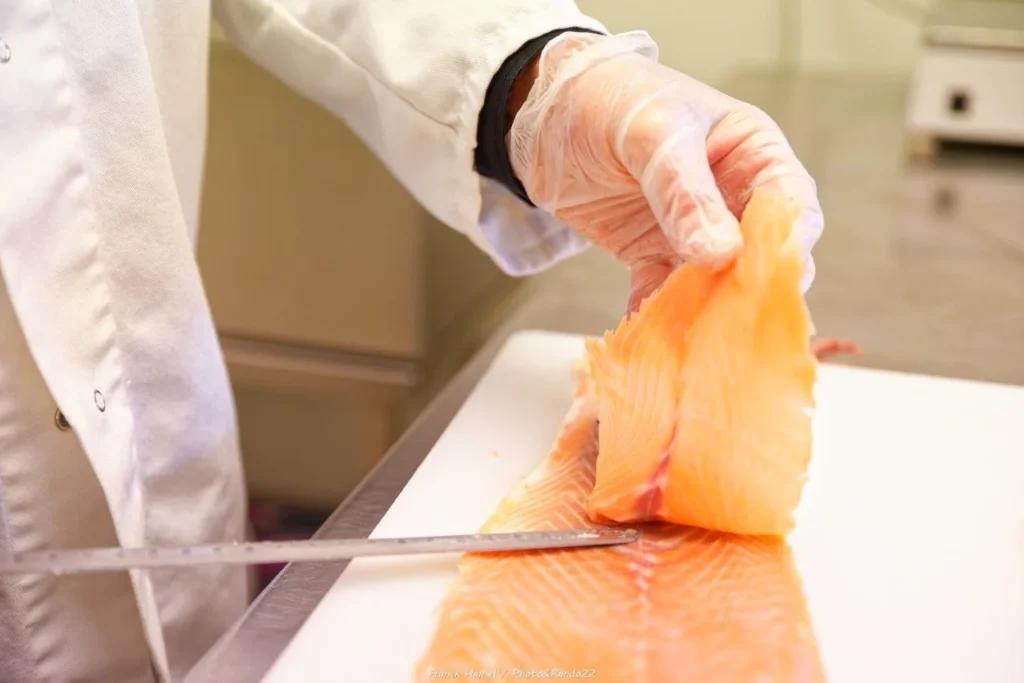 Le Saumonier, artisan saurisseur situé à Dinard. Des visites de l'atelier vous permettent de connaître la méthode de fumage du poisson et une boutique vous propose de délicieux produits à la vente.