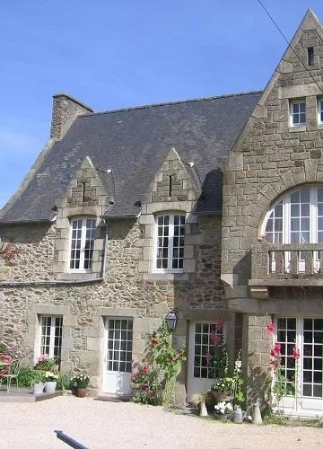 Le Vieux Logis, chambre d'hôtes de charme au coeur du village de marins de Saint-Briac-sur-Mer. Une pépite à visiter sur la Côte d'Émeraude en Bretagne nord.