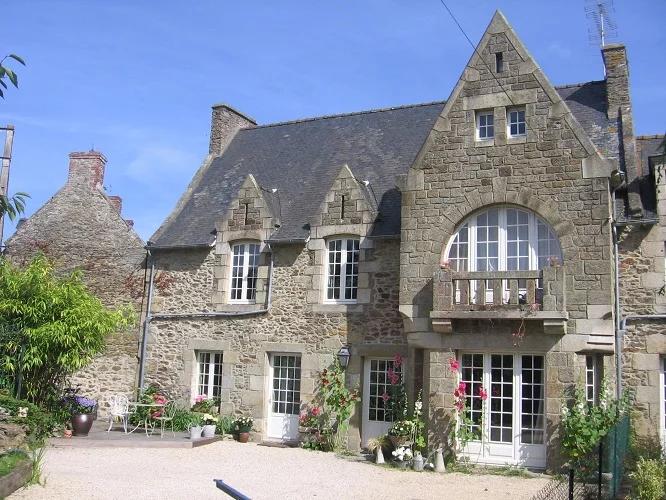 Le Vieux Logis, chambre d'hôtes de charme au coeur du village de marins de Saint-Briac-sur-Mer. Une pépite à visiter sur la Côte d'Émeraude en Bretagne nord.