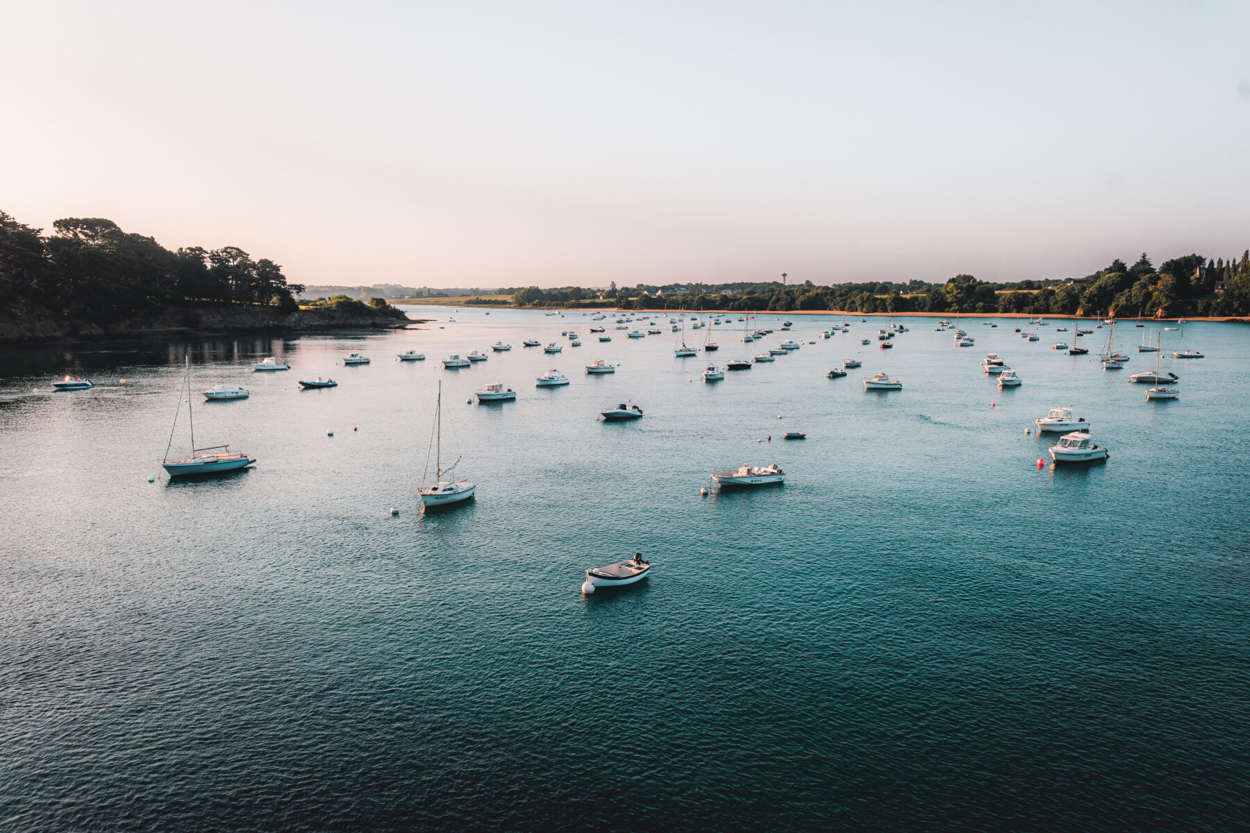 Vue aérienne de l'estuaire du Frémur à Saint Briac Sur Mer avec les bateaux au mouillage. Saint-Briac est une étape à visite lors d'une week-end en Bretagne.