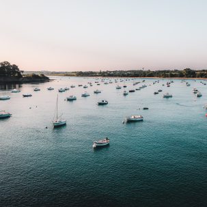Vue aérienne de l'estuaire du Frémur à marée haute à Saint Briac Sur Mer avec les bateaux au mouillage. Crédit photo : Lezbroz
