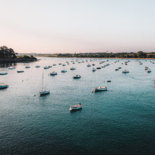 Vue aérienne de l'estuaire du Frémur à Saint Briac Sur Mer avec les bateaux au mouillage. Saint-Briac est une étape à visite lors d'une week-end en Bretagne.