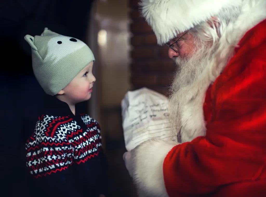Un enfant rencontre le Père Noël.