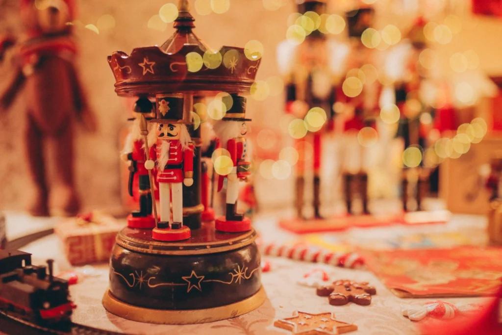 Photo d'un jeu en bois représentant un carrousel de casse-noisettes blanc et rouge.