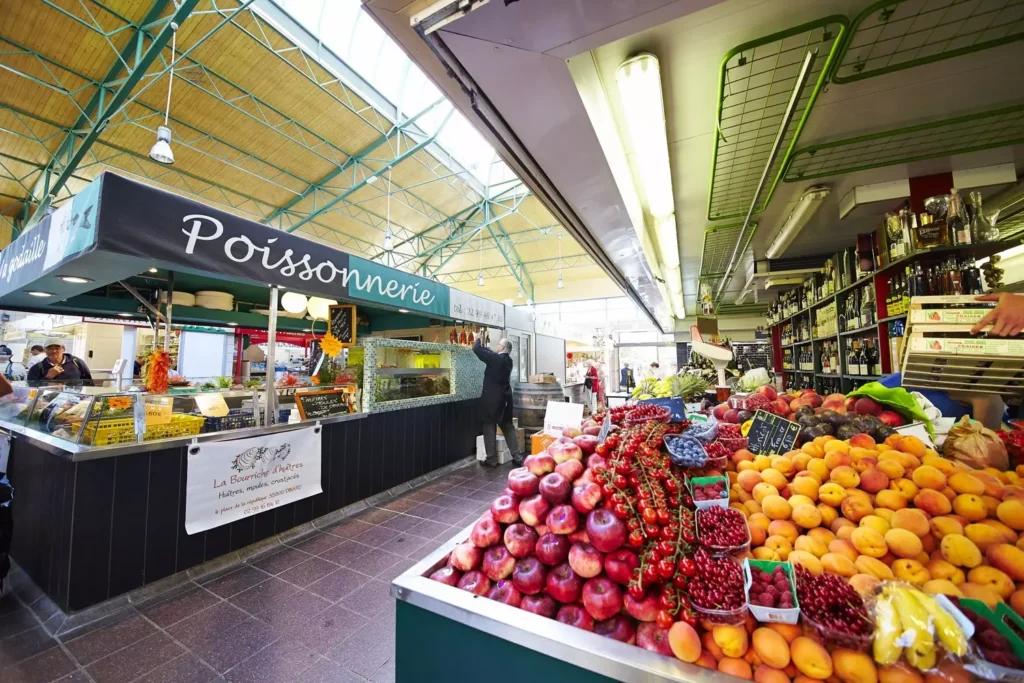 L'intérieur de la Halle de Dinard. Tous les matins, les commerçants des halles de Dinard vous accueillent pour proposer des produits frais et locaux.