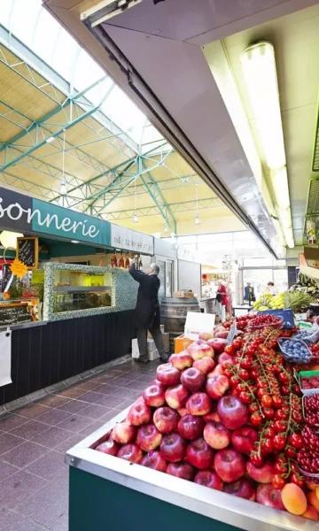 L'intérieur de la Halle de Dinard. Tous les matins, les commerçants des halles de Dinard vous accueillent pour proposer des produits frais et locaux.