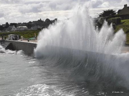 Une vague vient se jeter sur la digue de Lonchamp à Saint-Lunaire lors d'un phénomène de grandes marées. La Baie de Saint-Malo a les plus grandes marées d'Europe, avec la Baie du Mont Saint-Michel