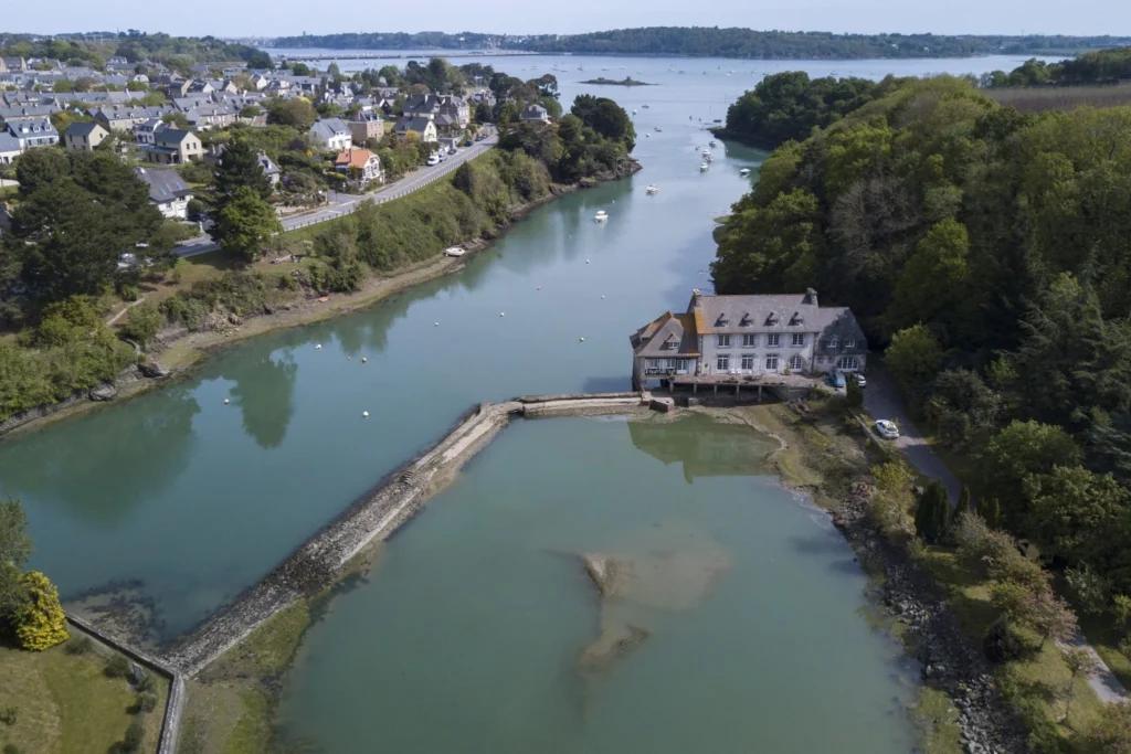 vue aérienne de l'estuaire de la Rance et d'un ancien moulin à marée entre Pleurtuit et La Richardais. Photo : niclo Films