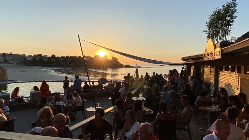 Le Sunet, un bar installé le long de la plage de l'écluse à Dinard. Un spot pour admirer le coucher du soleil sur la Côte d'Émeraude.