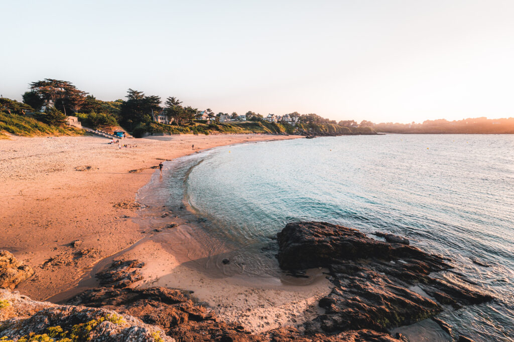 Plage De La Fourberie à Saint Lunaire au coucher du soleil. Une plage bien orientée à proximité de Dinard.