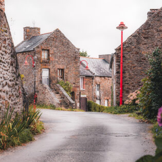 Ruelle dans le village du Minihic Sur Rance, sur les bords de l'estuaire de la Rance. Cette commune abrite des chantiers navals et offre la possibilité de faire de belles promenades à pied et à vélo.