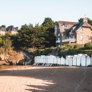 Saint Briac La plage de la Grande Salinette, avec ses cabines blanches posées sur le sable fin.