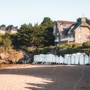 Plage de la Grande Salinette à Saint-Briac-sur-Mer, une des plus jolies plages de la Côte d'Émeraude. Cette plage familiale a le label Pavillon Bleu, et dispose d'un club de plage pour les enfants. Elle est reconnaissable grâce à ces jolies cabines blanches.