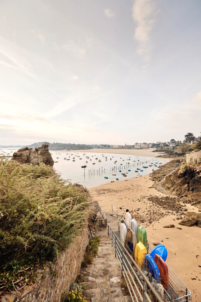Cale du Décollé à Saint-Lunaire, l'un des lieu à découvrir lors d'un parcours géocaching accessible via l'application Trésors de Haute Bretagne.