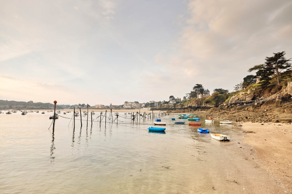 Grande Plage de Saint-Lunaire, à côté de la Pointe du Décollé. Les annexes attachées aux rochers permettent aux plaisanciers de rejoindre leurs bateaux.